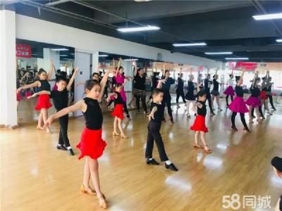 营业中舞蹈培训机构 现有全年卡学员70人 房租底 装修好