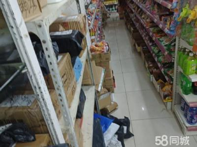 小区门口 临近马路