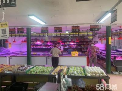 营业中生鲜超市里猪肉摊位