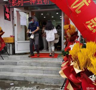 房子在学校旁边位置相当不错