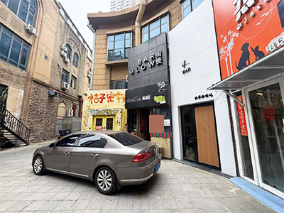 0转让费~民主广场果木烤鸭旁120平酒吧出租