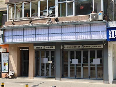 铁路医院门口110平空铺出租
