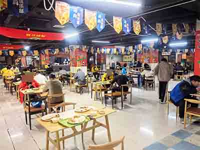 五彩城轻轨站美食城内档口出租（1万一年）